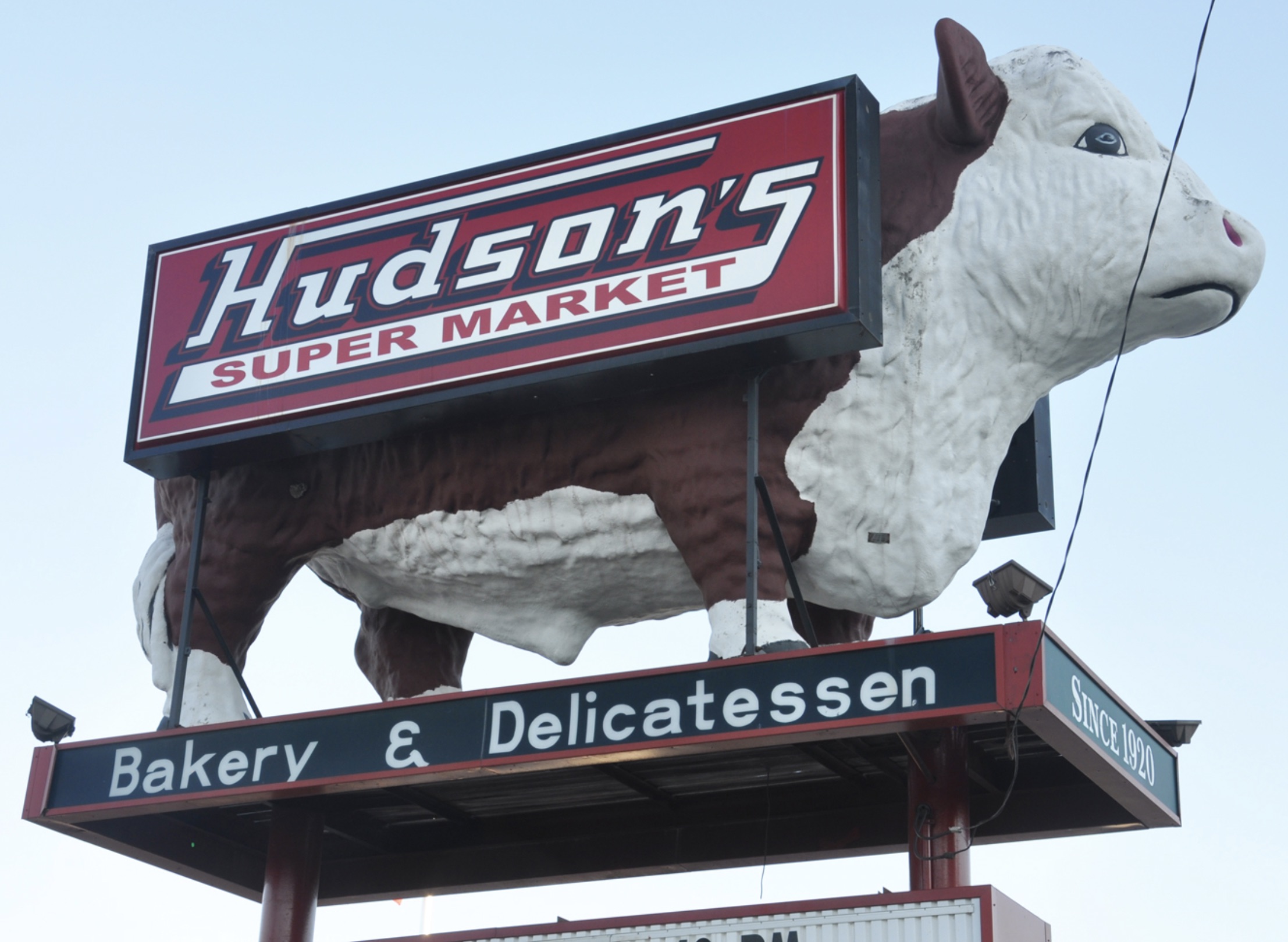 electronic signage - Hudson's Super Market 5 Bakery & Delicatessen Since 1921